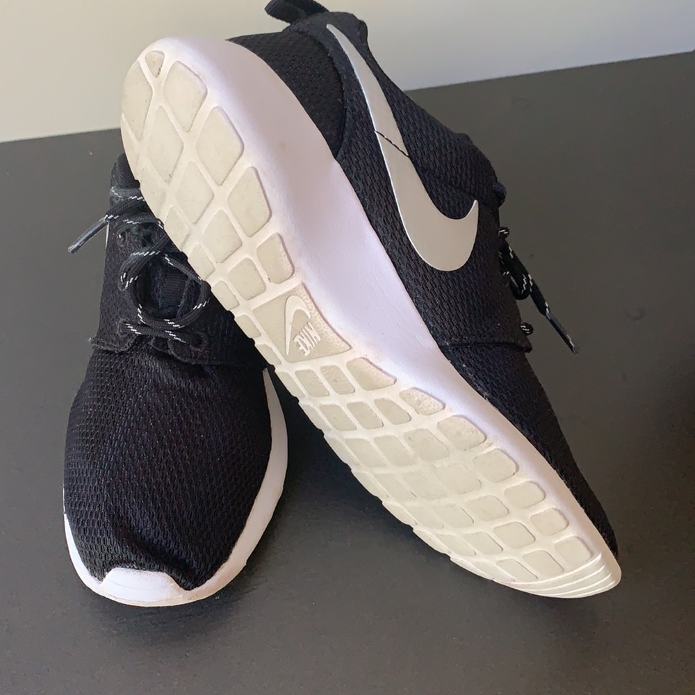 Nike - Picture 3 of 4